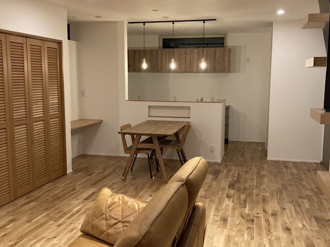 ウッド調でまとめたインテリアに映えるゴールドのペンダントライト。