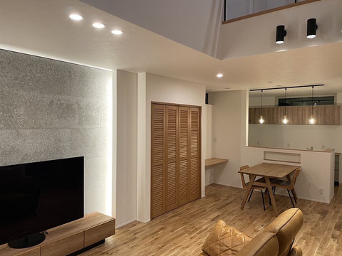 リビングは一部吹抜けになっており、黒いスポットライトをアクセントにしています。